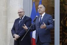 Le nouveau ministre de l'Agriculture Didier Guillaume (à droite) lors de la passation de pouvoir avec son prédécesseur Stéphane Travert à Paris le 16 octobre 2018