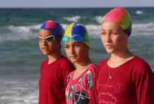 De jeunes Palestiniennes membres d'un club de natation à Gaza s'entraînent malgré la pollution de la mer dans ce territoire enclavé, en rêvant de Jeux olympiques, le 4 octobre 2018