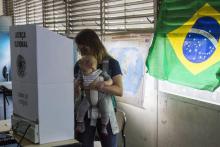 Une Brésilienne dans un bureau de vote à Rio de Janeiro, à l'occasion du second tour de la présidentielle, le 28 octobre 2018.
