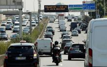 Des voitures circulent sur l'autoroute A1, à Paris, dont la vitesse autorisée est réduite en raison de la pollution, le 27 juillet 2018