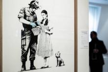 Une oeuvre du street artist Banksy exposée le 18 octobre 2018 à Paris avant une vente aux enchères par la maison Artcurial, le 24 octobre