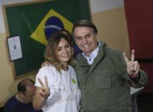Jair Bolsonaro et son épouse au bureau de vote de Rio de Janeiro où ils ont voté le 28 octobre 2018