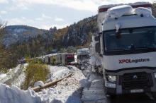 Des poids lourds sont bloqués sur la RN 88 en raison de la neige entre Le-Puy-en-Velay et Saint-Etienne au col de Pertuis en Haute-Loire le 30 octobre 2018