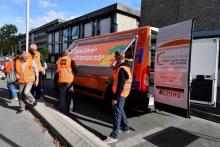 Des volontaires de la banque alimentaire de Gironde mettent en place un camion itinérant sur le campus de l'université à Pessac, près de Bordeaux, le 1er octobre 2018