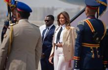 La Première Dame des Etats-Unis Melania Trump arrive à l'aéroport du Caire pour la dernière étape de sa tournée africaine, le 6 octobre 2018