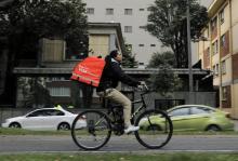 Une livreuse de l'application "Rappi" à vélo dans les rues de Bogota, le 11 octobre 2018