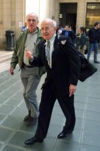 Le négationniste français Robert Faurisson arrive au tribunal de Paris pour son procès, le 14 septembre 2000