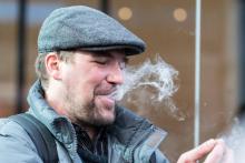 Un homme fume de la marijuana après en avoir acheté dans un magasin à Montéréal (Québec), où le cannabis récréatif vient d'être légalisé, le 17 octobre 2018.