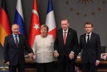 (A partir de la gauche) Le président russe Vladimir Poutine, la chancelière allemande Angela Merkel, le président turc Recep Tayyip Erdogan et le président français Emmanuel Macron, le 27 octobre 2018