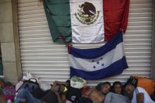 Des migrants honduriens se reposent à Huixtla, dans l'Etat mexicain du Chiapas, le 23 octobre 2018