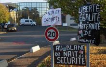 Des affichettes protestant contre la fermeture de la maternité de la ville, au Blanc, dans l'Indre, le 22 octobre 2018