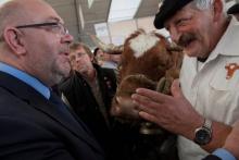 Le ministre de l'Agriculture Stéphane Travert discute avec un éleveur au Sommet de l'élevage près de Clermont-Ferrand à Cournon-d'Auvergne, le 4 octobre 2018