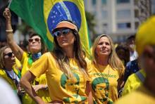 Une femme manifeste contre le candidat d'extrême droite Jair Bolsonaro, le 6 octobre 2018 à Sao Paulo, sous le mot d'ordre "Ele nao" (pas lui)