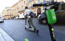Un homme utilise une trottinette électrique à Bordeaux le 27 septembre 2017