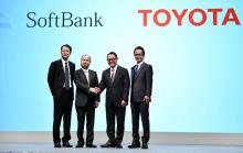 Poignée de mains entre le patron du groupe SoftBank, Masayoshi Son (2e g), et celui de Toyota Motor, Akio Toyoda (2e d), le 4 octobre 2018 à Tokyo