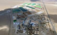 Photo aérienne de l'usine de traitement de la mine de lithium de SQM, dans le désert d'Atacama, au nord du Chili (décembre 2016)