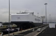 Una foto de archivo del buque de carga Hoegh Target, el mayor vehículo de carga del mundo, cuando inició su tránsito por el canal de Panamá cerca de la ciudad de Panamá, el 8 de septiembre de 2016