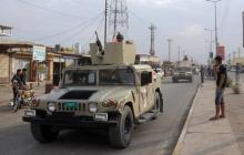 L'armée irakienne patrouille après un attentat à la voiture piégée dans la ville d'al-Qayyarah, au sud de Mossoul, en Irak, le 23 octobre 2018