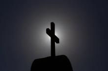 Une croix à Punta de Tralca où se tient une assemblée extraordinaire des évêques chiliens pour examiner les raisons du scandale d'abus sexuels qui touche l'Eglise catholique au Chili, le 30 juillet 20