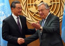 Le ministre chinois des Affaires étrangères Wang Yi (g) et le secrétaire général de l'ONU Antonio Guterres, le 27 september 2018 à New York
