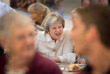 La Première ministre britannique Theresa May, lors d'une visite dans un centre caritatif à Londres le 15 octobre 2018
