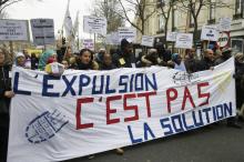 Une manifestation contre les procédures d'expulsion, au lendemain de la fin de la trêve hivernale, le 2 avril 2016 à Paris