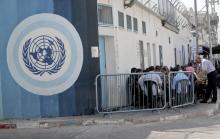 Des employés palestiniens de l'Unrwa prennent part à un sit-in devant le siège à Gaza de cette organisation de l'ONU pour les réfugiés palestiniens, le 2 octobre 2018