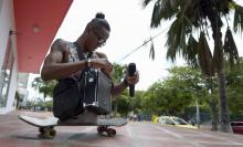 Le migrant et rappeur vénézuélien Alfonso Mendoza, alias "Alca", se prépare à aller rapper dans les bus, le 28 septembre 2018 à Barranquilla, en Colombie