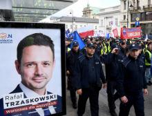 Une affiche du candidat libéral à la mairie de Varsovie Rafal Trzaskowski à l'occasion d'une manifestation de policiers polonais, le 2 octobre 2018.