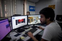 Un journaliste de l'équipe de fact-checking de l'AFP au bureau de Rio de Janeiro, le 27 septembre 2018