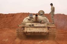 Des combattants rebelles syriens manoeuvrent un char après le retrait des armes lourdes de ce type de la future "zone démilitarisée" prévue par un accord russo-turc, dans la province syrienne d'Idleb,