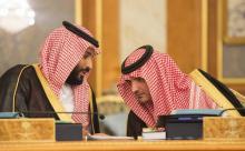 Le prince héritier saoudien Mohammed Ben Salmane (g) et le ministre de l'Intérieur le prince Abdel Aziz ben Saud ben Nayef, le 10 juillet 2017 à La Mecque