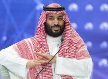 Le prince héritier d'Arabie saoudite Mohammed ben Salmane pose pour une photo avec un participant du forum Future Investment Initiative (FII) à Ryad, le 23 octobre 2018.