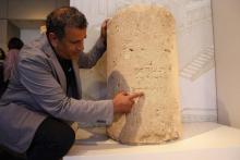 Yuval Baruch, un responsable de l'Autorité archéologique israélienne, montre une inscription gravée sur un fût de colonne dévoilé le 9 octobre 2018. L'inscription en langue araméenne et en lettres héb