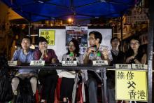 La députée exclue Lau Siu-lai (3e à partir de la gauche) n'a pas le droit de tenter de reconquérir son siège à cause de son soutien à l'autodetermination