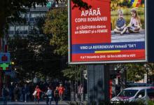 Une affiche appelant à "défendre les enfants de Roumanie" et à voter "oui" au référendum sur l'interdiction du mariage gay, le 2 octobre 2018 dans une rue de Bucarest
