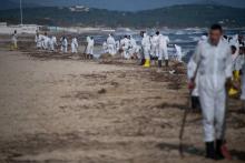 Le travail de nettoyage de la plage de Pampelone mobilise 150 personnes, le 18 octobre 2018