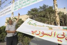 Bahr Nahas prépare des banderoles avant une manifestation dans la ville syrienne de Maaret al-Noomane, dans le nord de la province d'Idleb, le 19 octobre 2018