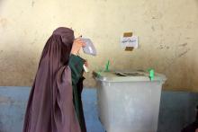 Une Afghane vote à Kandahar, au sud du pays, le 27 octobre 2018