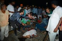 Des corps de personnes tuées dans un accident de train, le 19 octobre 2018 à Amritsar, en Inde