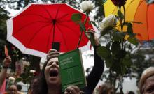 Une partisane du candidat du PT, Fernando Haddad, montre un exemplaire de la Constitution du Brésil le 28 octobre 2018