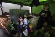 Des employés licenciés du laboratoire pharmaceutique Roux-Ocefa campent sous une tente, face à l'entrée du laboratoire, le 9 octobre 2018 à Buenos Aires, en Argentine