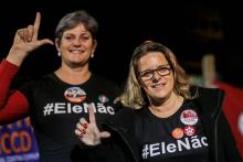 Des soutiens de Fernando Haddad portent des t-shirts "Ele Nao" (Non, pas lui), en opposition au candidat Jair Bolsonaro, à Curitiba au Brésil, le 08 octobre 2018