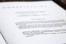 L'article premier de la Constitution de 1958, le 21 juin 2018, visible au Conseil Constitutionnel à Paris