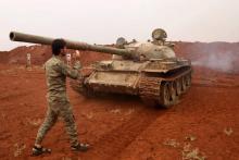 Des combattants rebelles syriens manoeuvrent un char après le retrait des armes lourdes de ce type de la future "zone démilitarisée" prévue par un accord russo-turc, dans la province syrienne d'Idleb,