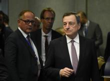 Le président de la BCE, Mario Draghi (d), à Luxembourg le 1er octobre 2018.
