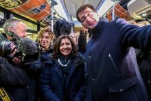 La maire de Paris Anne Hidalgo posant pour un selfie avec le maire de Dunkerque Patrice Vergriete, dans l'un des bus 100% gratuits qui fonctionnent dans cette ville. Photo prise le 30 octobre 2018.