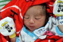 Un nouveau-né le 6 octobre 2018 sur un navire-hôpital dans le port de Palu, à Pantoloan, après le séisme doublé d'un tsunami qui a frappé la ville