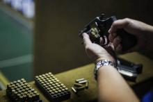 Un homme prépare son arme dans un club de tir de Sao Goncalo, à Rio de Janeiro au Brésil, le 3 septembre 2018