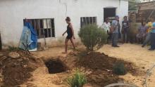 Des proches d'Ender Bracho ont creusé une tombe dans le jardin de sa maison pour l'enterrer, à Maracaibo, au Venezuela, le 26 septembre 2018